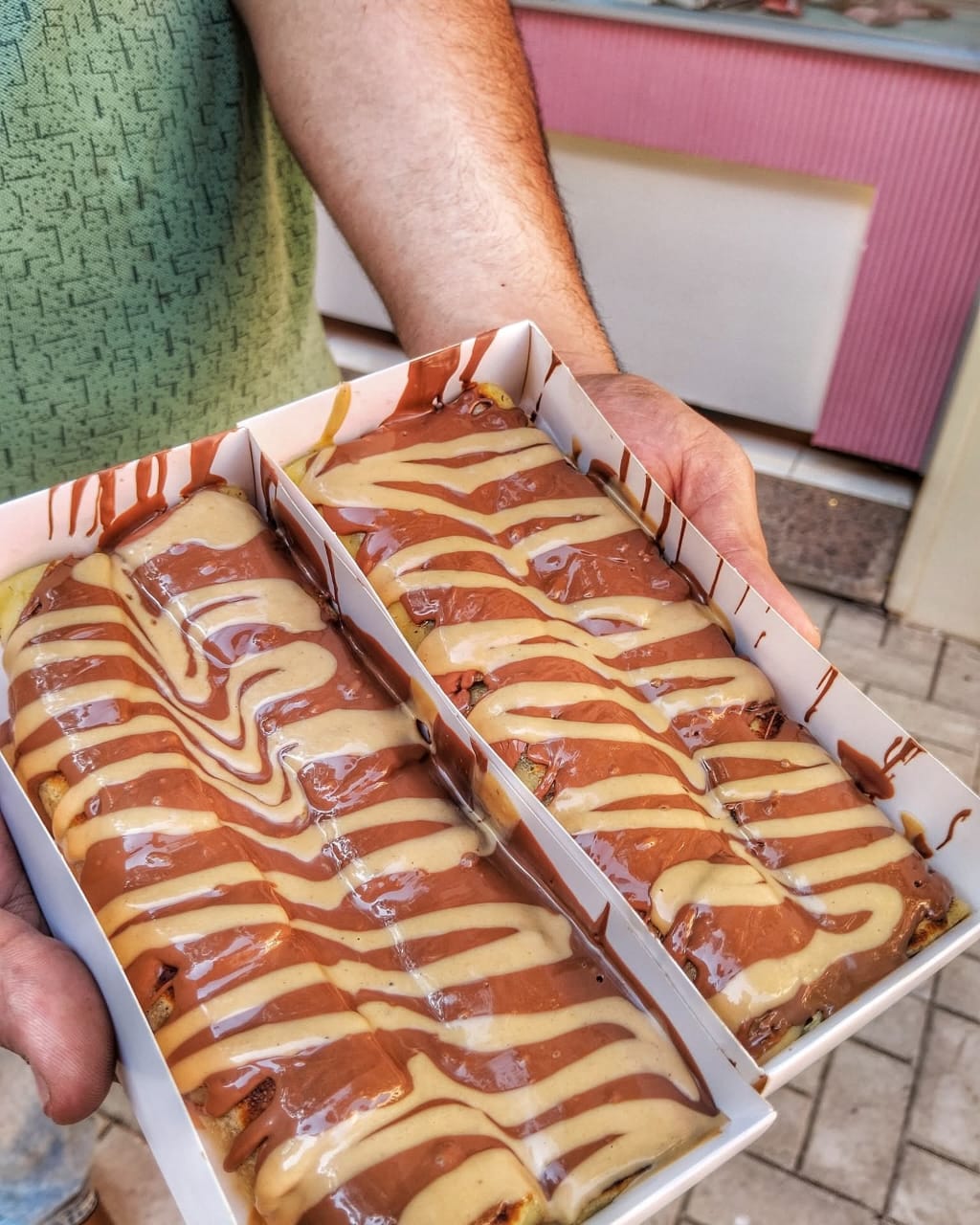كريب مغمور بشيكولاتة من اختيارك